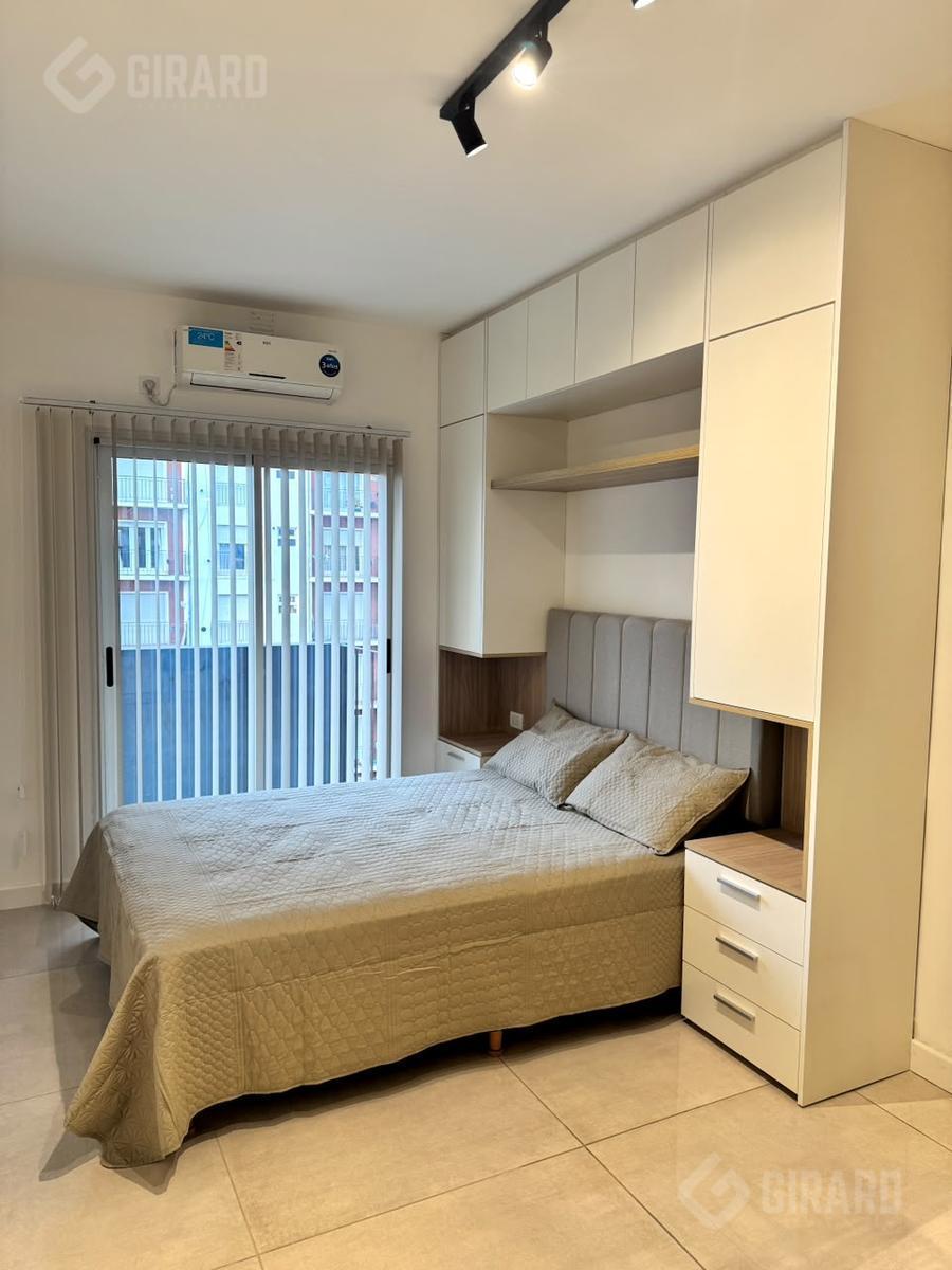 Departamento de 1 ambiente al frente con balcón saliente, ubicado en la zona de Plaza Mitre