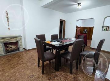 Casa · 198m² · 4 Ambientes · 2 Cocheras · Casa en Flores