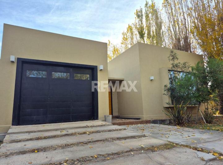 Casa · 230m² · 4 Ambientes · 1 Cochera