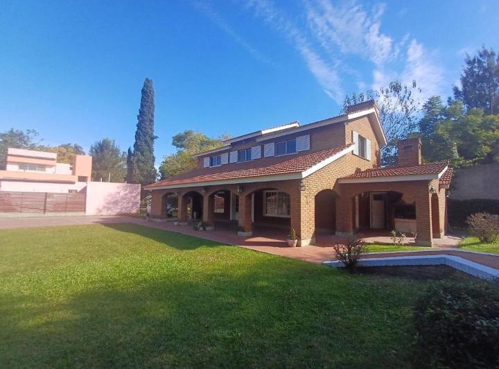 Casa · 1m² · 5 Ambientes · 2 Cocheras