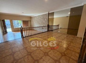 Casa · 144m² · 5 Ambientes · 1 Cochera · Alquiler Casa 5 Ambientes en Ramos Mejia con Patio y Cochera Cubierta Ideal Vivienda o Uso Comercial