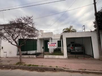 Casa · 134m² · 4 Ambientes · 1 Cochera · A 200 m Ciudad Universitaria! Casa con 3 Dorm. y Gran Patio