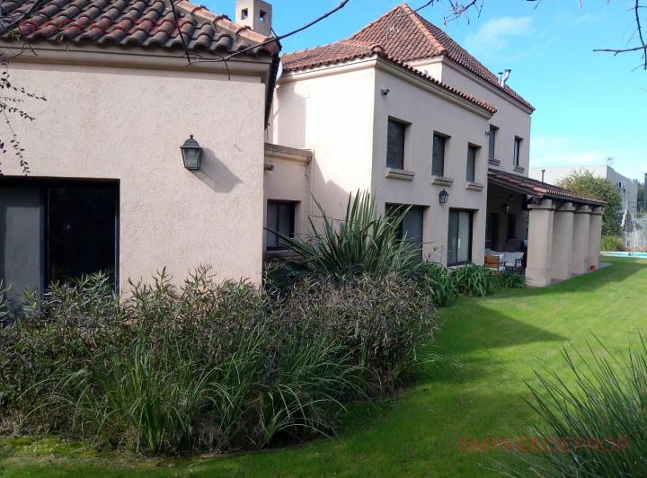 Casa · 260m² · 6 Ambientes · 1 Cochera