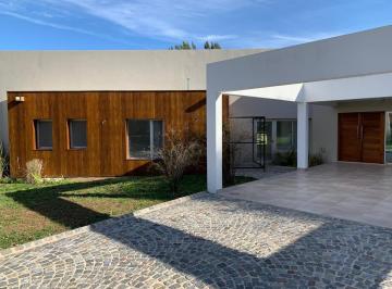 Casa · 235m² · 8 Ambientes · 1 Cochera · Venta - Casa en Las Praderas