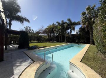 Casa · 218m² · 5 Ambientes · 5 Cocheras · Venta Casa 5 Ambientes Fincas de Iraola II con Piscina Climatizada