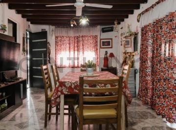 Casa · 106m² · 5 Ambientes · 2 Cocheras · Venta Casa 5 Ambientes con Patio y Garage