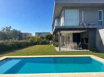 Casa · 250m² · 5 Ambientes · 2 Cocheras · Casa a La Venta en Vistas, Puertos del Lago
