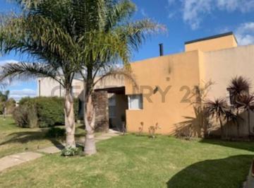 Casa · 151m² · 3 Ambientes · 2 Cocheras · Los Arces. Cañada de Pilar. Moderna Casa en Barrio Cerrado. Apta Crédito. Excelente Calidad Construc
