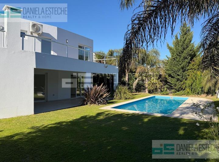 Casa · 325m² · 8 Ambientes · 2 Cocheras