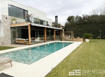 Casa · 422m² · 6 Ambientes · 2 Cocheras · Casa en Ayres de Pilar Reciclada a Nuevo
