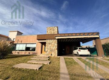 Casa · 407m² · 9 Ambientes · 2 Cocheras · Casa en Venta en Barrio Privado Pinar del Sol III