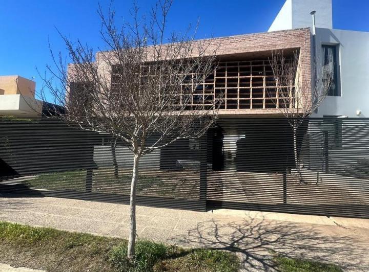 Casa · 250m² · 5 Ambientes · 2 Cocheras