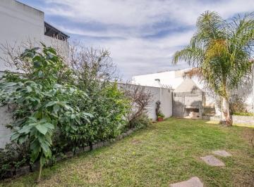 Casa · 131m² · 4 Ambientes · 1 Cochera · Triplex. 4 Ambientes. Jadín. Balcón. Villa Real