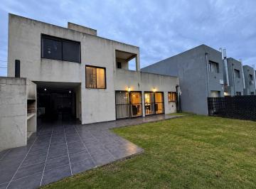 Casa · 140m² · 5 Ambientes · 1 Cochera · Venta - Casa a Refaccionar - Tierra Nueva Fisherton