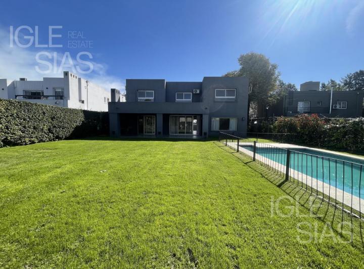 Casa · 351m² · 8 Ambientes · 2 Cocheras