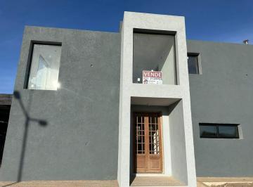 Casa · 240m² · 8 Ambientes · Casa en Venta en Rio Ceballos - Villa Catalina