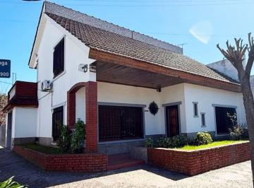Casa · 152m² · 4 Ambientes · 2 Cocheras · Venta de Casa Chalet de 4 Amb. en Isidro Casanova