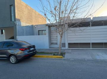 Casa · 110m² · 5 Ambientes · 2 Cocheras · Casa en B° Boulevares Punta de Rieles, Rivadavia.