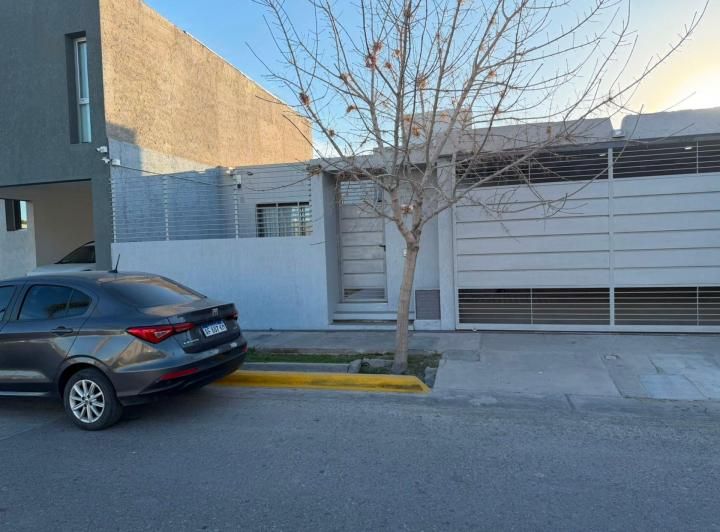 Casa · 110m² · 5 Ambientes · 2 Cocheras