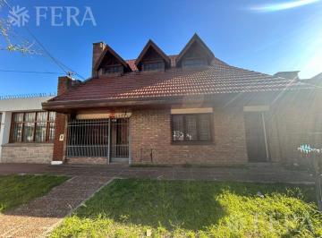 Casa · 321m² · 6 Ambientes · 1 Cochera · Venta Casa 6 Ambientes con Cochera y Piscina en Bernal Oeste