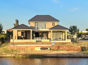 Casa · 230m² · 5 Ambientes · 2 Cocheras · Venta Casa 5 Amb con Salida a La Laguna - Barrio Privado El Naudir, Escobar