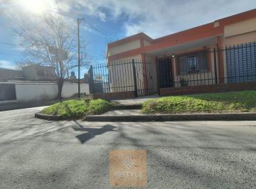Casa · 132m² · 5 Ambientes · 1 Cochera · Casa en Ameghino Norte