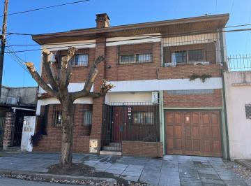 Casa · 245m² · 5 Ambientes · 2 Cocheras · Casa Chalet en Venta en Bernal, Quilmes, G. B. a. Zona Sur