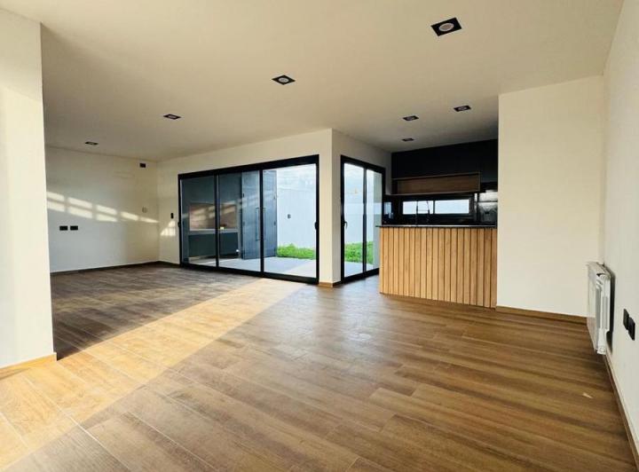 Casa · 155m² · 6 Ambientes · 2 Cocheras