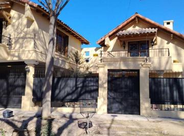 Casa · 300m² · 4 Dormitorios · 2 Cocheras · Alquilamos Excepcional Casa con Pileta en Chacras de Coria.