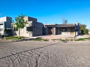 Casa · 180m² · 5 Ambientes · 2 Cocheras · Casa en Santa Lucia