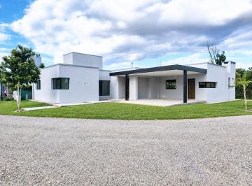 Casa · 180m² · 5 Ambientes · 2 Cocheras · Casa en Santa Lucia