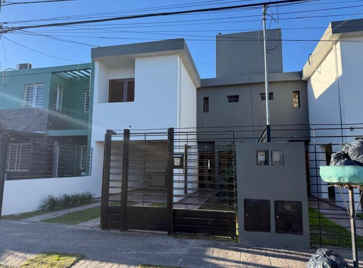 Casa · 170m² · 3 Dormitorios · 2 Cocheras