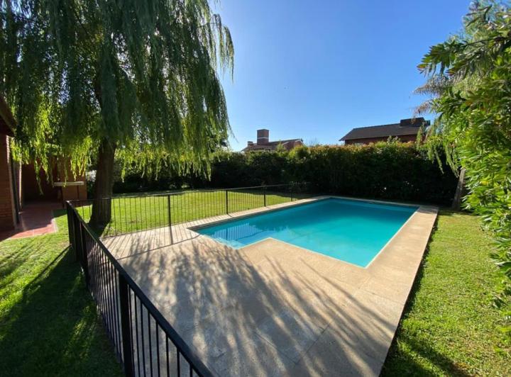 Casa · 230m² · 7 Ambientes · 3 Cocheras