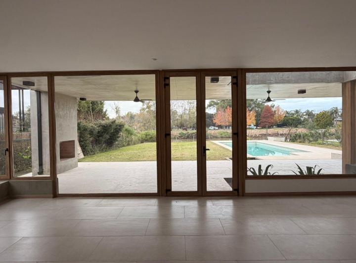 Casa · 370m² · 5 Ambientes · 3 Cocheras