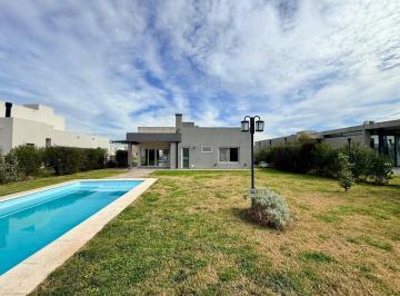 Casa · 122m² · 4 Ambientes · 2 Cocheras · Casa en Venta Barrio San Felipe Canning
