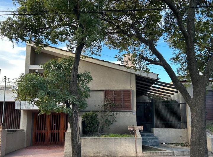 Casa · 190m² · 8 Ambientes · 1 Cochera