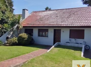 Casa · 140m² · 5 Ambientes · Casa en Venta - 4 Dorm. 2 Baños - Loma Verde