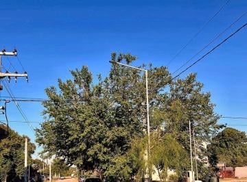 Calle del barrio con alumbrado público · Lote en Venta 300 m² con Escritura en Campos Verdes, Villa Catalina, Río Ceballos