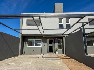 Casa · 110m² · 4 Ambientes · 2 Cocheras · Dúplex a Estrenar 3 Dorm con Galería y Calefacción Central, Docta Parque