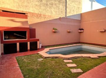 Casa · 169m² · 4 Ambientes · 3 Cocheras · Casa en Venta 3 Dorm con Pileta y Cochera Triple, Apta Crédito, B° Altamira