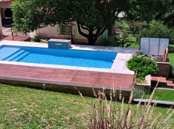 Pileta de venecitas y parque · Casa con Quincho, Pileta y Parque de 2.136 m² en Barrio Ariel, Salsipuedes