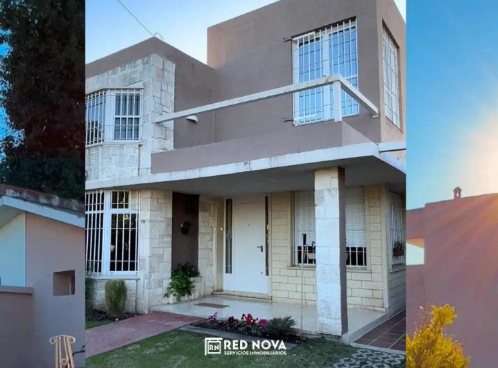 Casa · 220m² · 5 Ambientes · 2 Cocheras