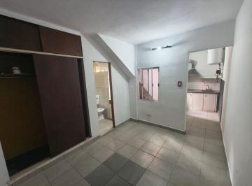 PH de 1 ambiente, Avellaneda · PH Tipo Monoambiente con Pequeño Patio en Sarandí