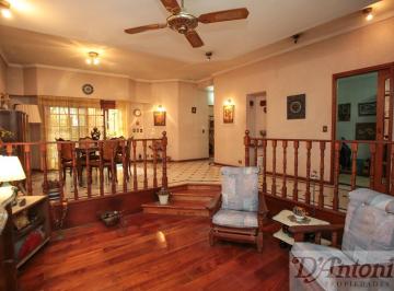Casa · 275m² · 5 Ambientes · 1 Cochera · Casa Sobre Lote Propio con 4 Dorm., 2 Suites, Quincho, Terrazas y Garage.
