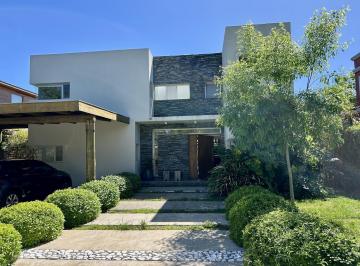 Casa · 208m² · 4 Dormitorios · 1 Cochera · Casa Amoblada en Alquiler Anual en Santa Barbara