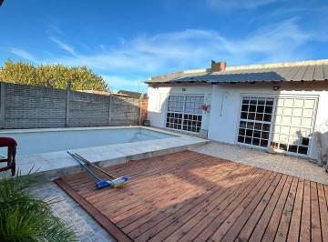 Casa · 250m² · 5 Ambientes · Casa en Venta en Rodriguez, Barrio Bicentenario con Pileta