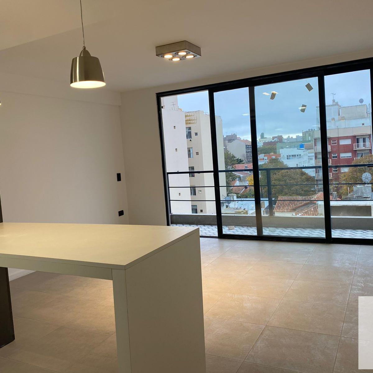 Departamento 2 amb, 48m² en piso alto con balcón — Centro