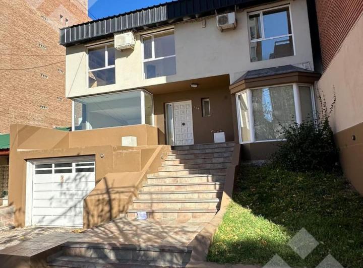 Casa · 238m² · 3 Dormitorios · 1 Cochera