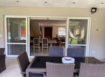 Casa · 360m² · 6 Ambientes · 4 Cocheras · Moderna Casa en Adrogué Chico Barrio Cerrado