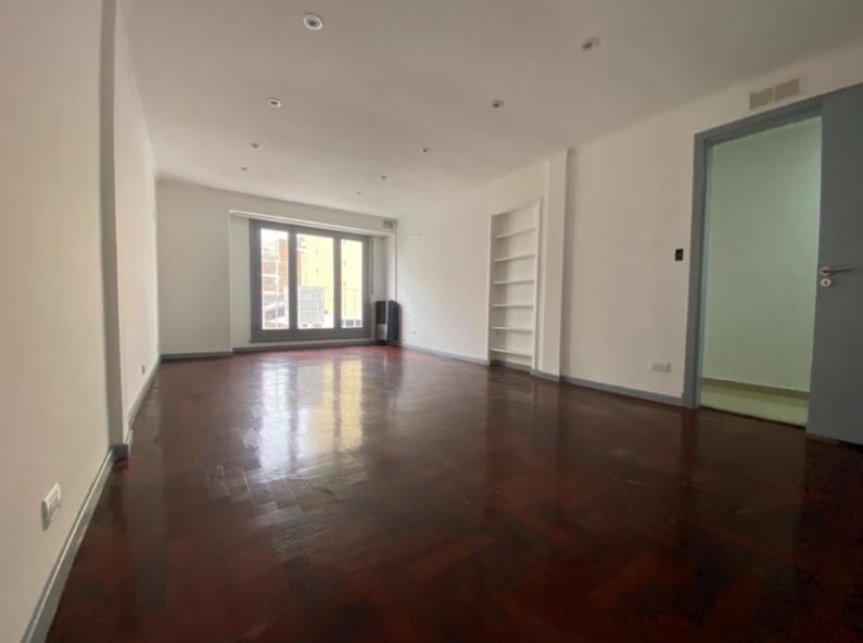 Piso de 3 ambientes a la calle con balcon frances